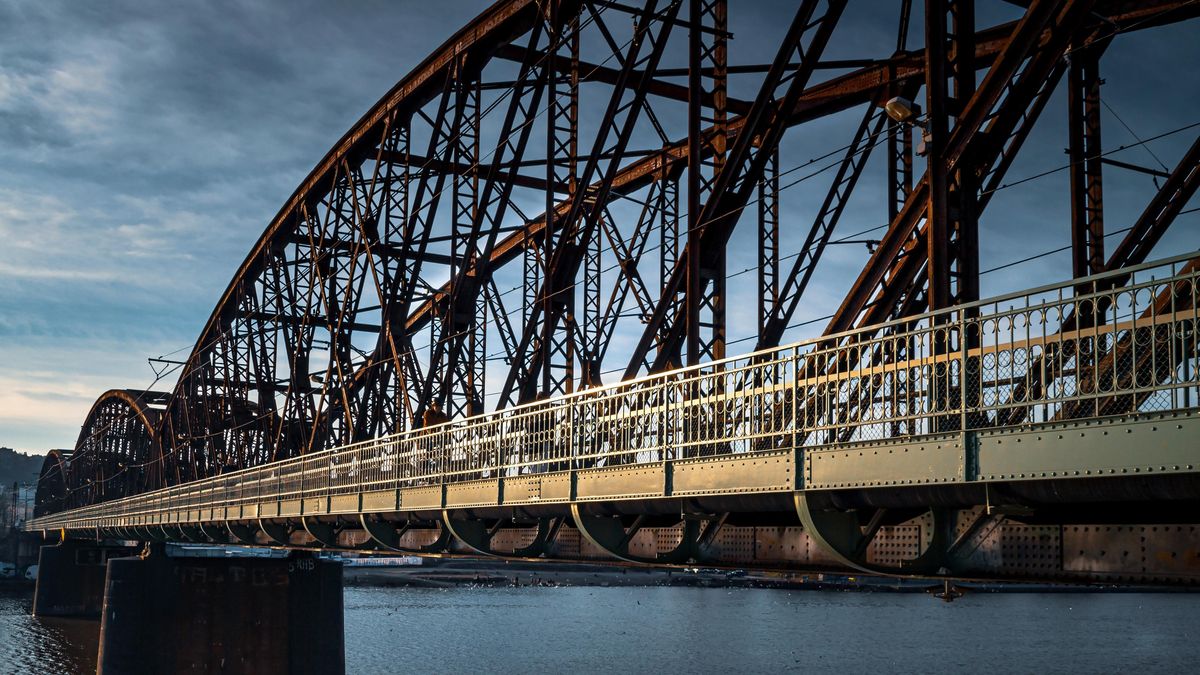 Komentář: Železniční most je skanzen, ale něčeho jiného